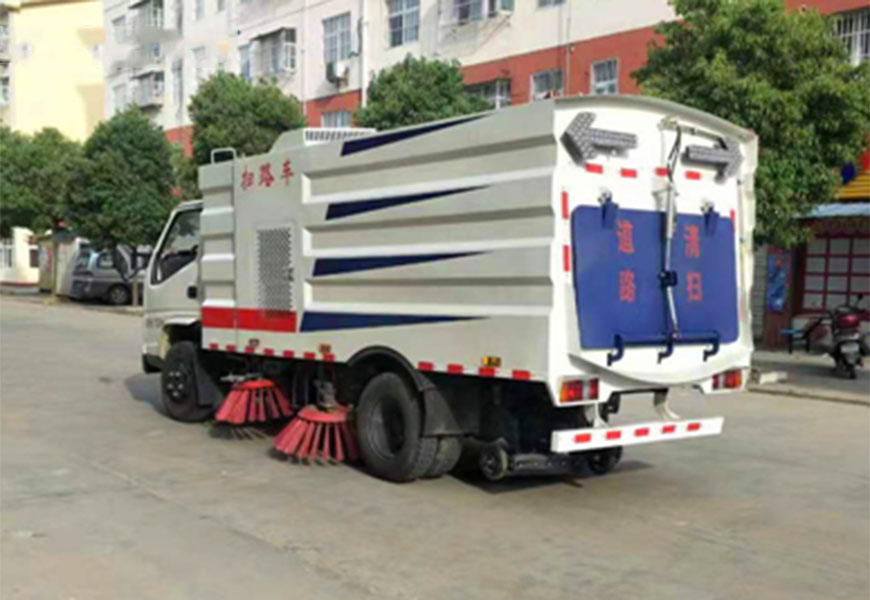 江鈴5方掃路車(chē)后方位展示圖