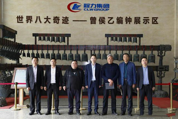 在程力汽車集團(tuán)總部迎賓大廳,雙方代表觀摩世界八大奇跡編鐘后合影紀(jì)念