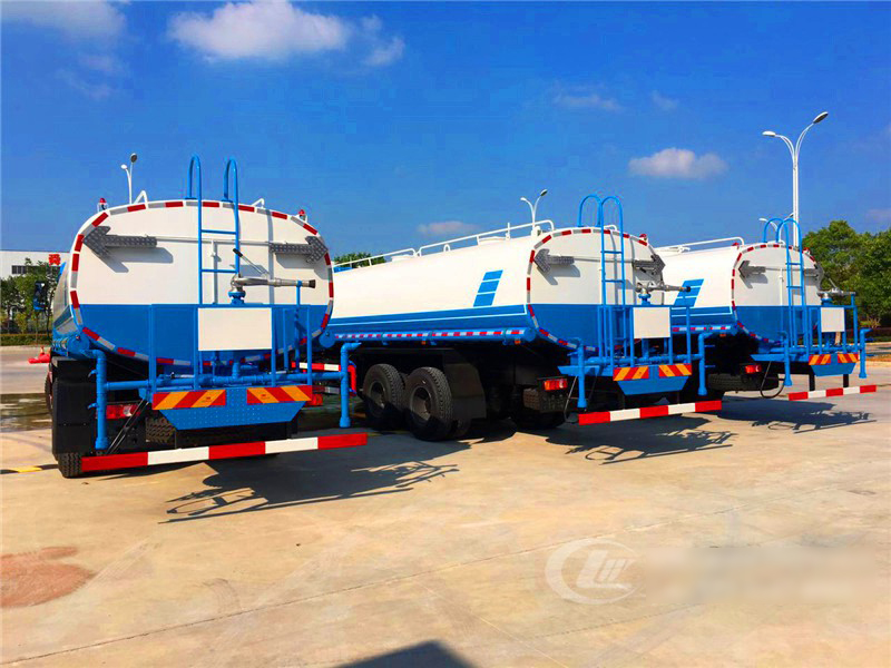 云南客戶批量訂購的東風(fēng)后雙橋?yàn)⑺囀状伟l(fā)車3臺