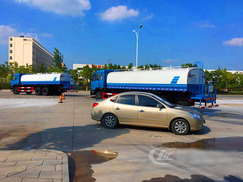 云南客戶批量訂購的東風(fēng)后雙橋?yàn)⑺囀状伟l(fā)車3臺